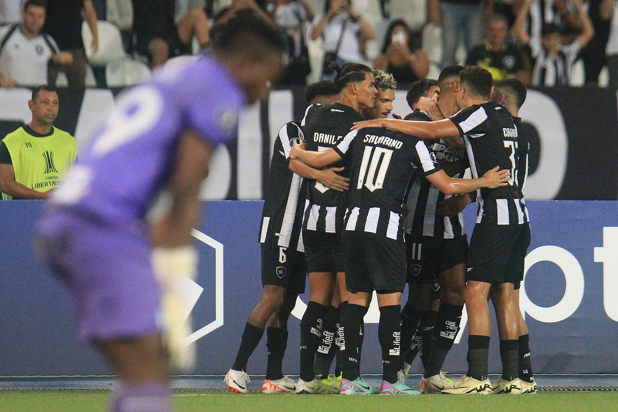 Júnior Santos faz quatro gols, Botafogo goleia o Aurora e avança na Libertadores