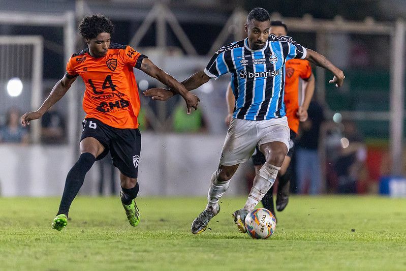 Auxiliar técnico explica uso de time reserva e porque Grêmio não recebeu medalhas de vice da Recopa