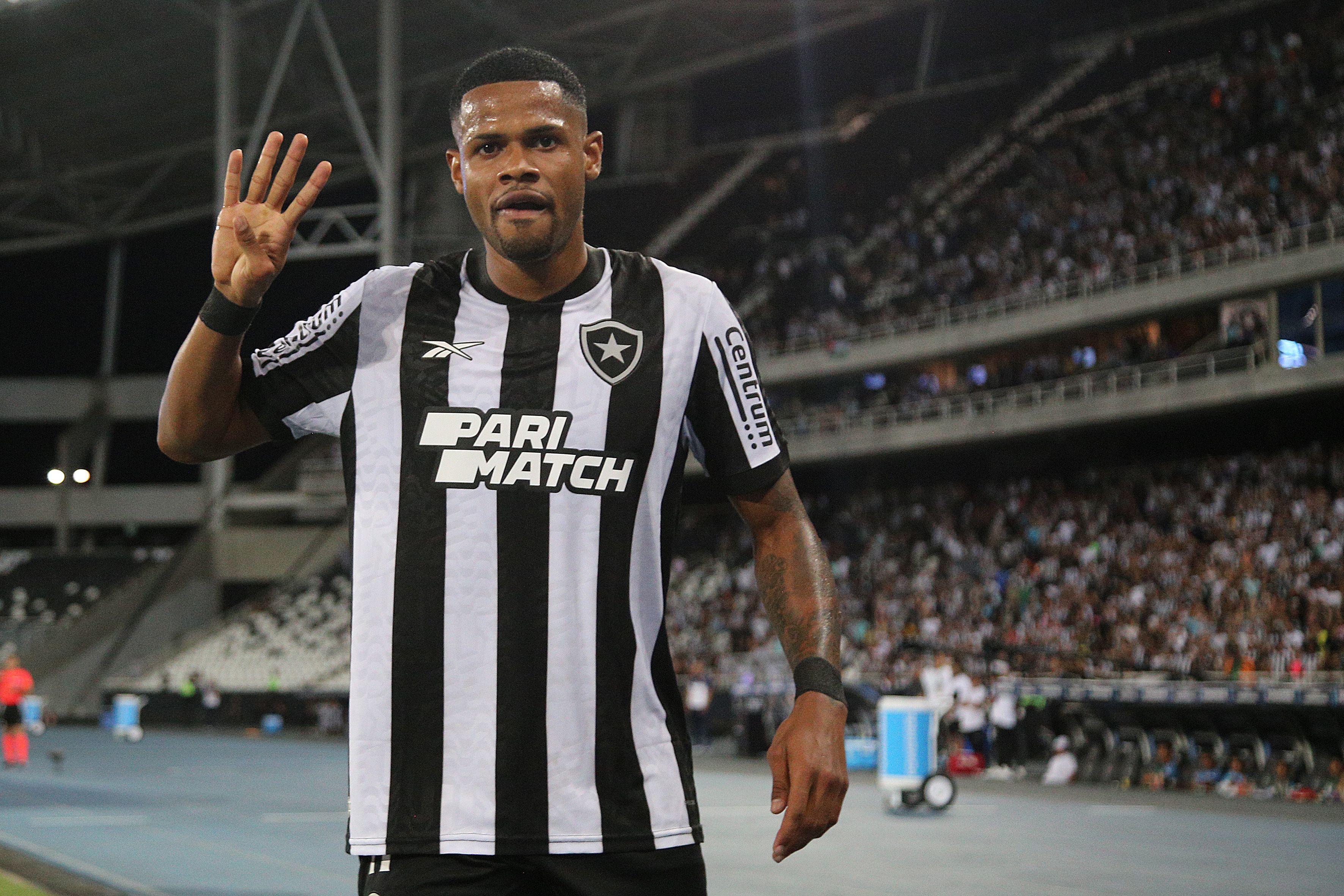 Júnior Santos celebra noite artilharia pelo Botafogo e se emociona ao lembrar do pai
