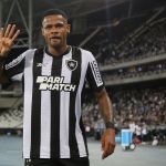 Júnior Santos celebra noite artilharia pelo Botafogo e se emociona ao lembrar do pai