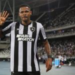 Júnior Santos celebra noite artilharia pelo Botafogo e se emociona ao lembrar do pai