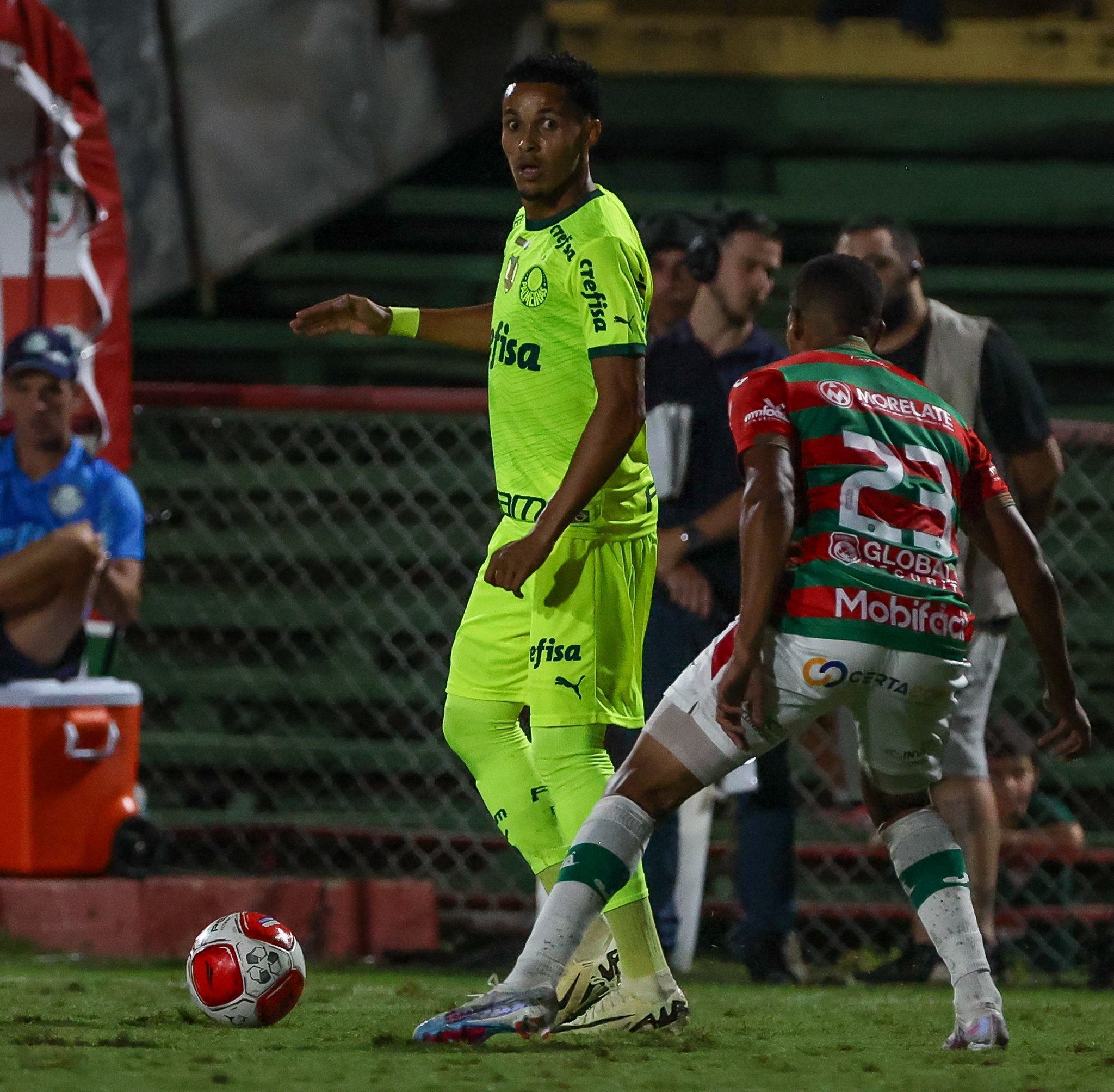 Reforço do Palmeiras ainda luta por espaço e joga menos de um tempo desde chegada