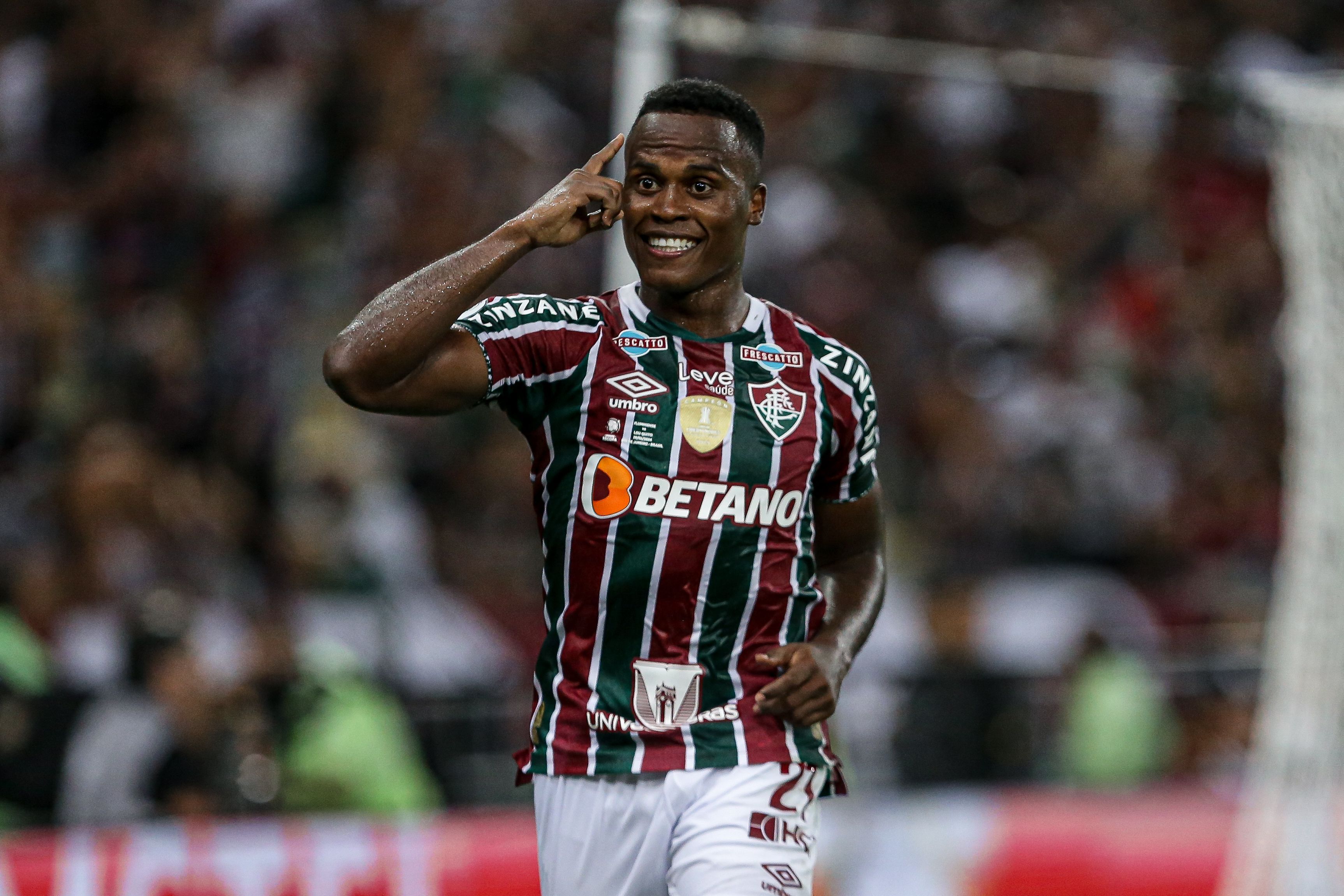 Fernando Diniz comenta volta por cima de Jhon Arias no Fluminense