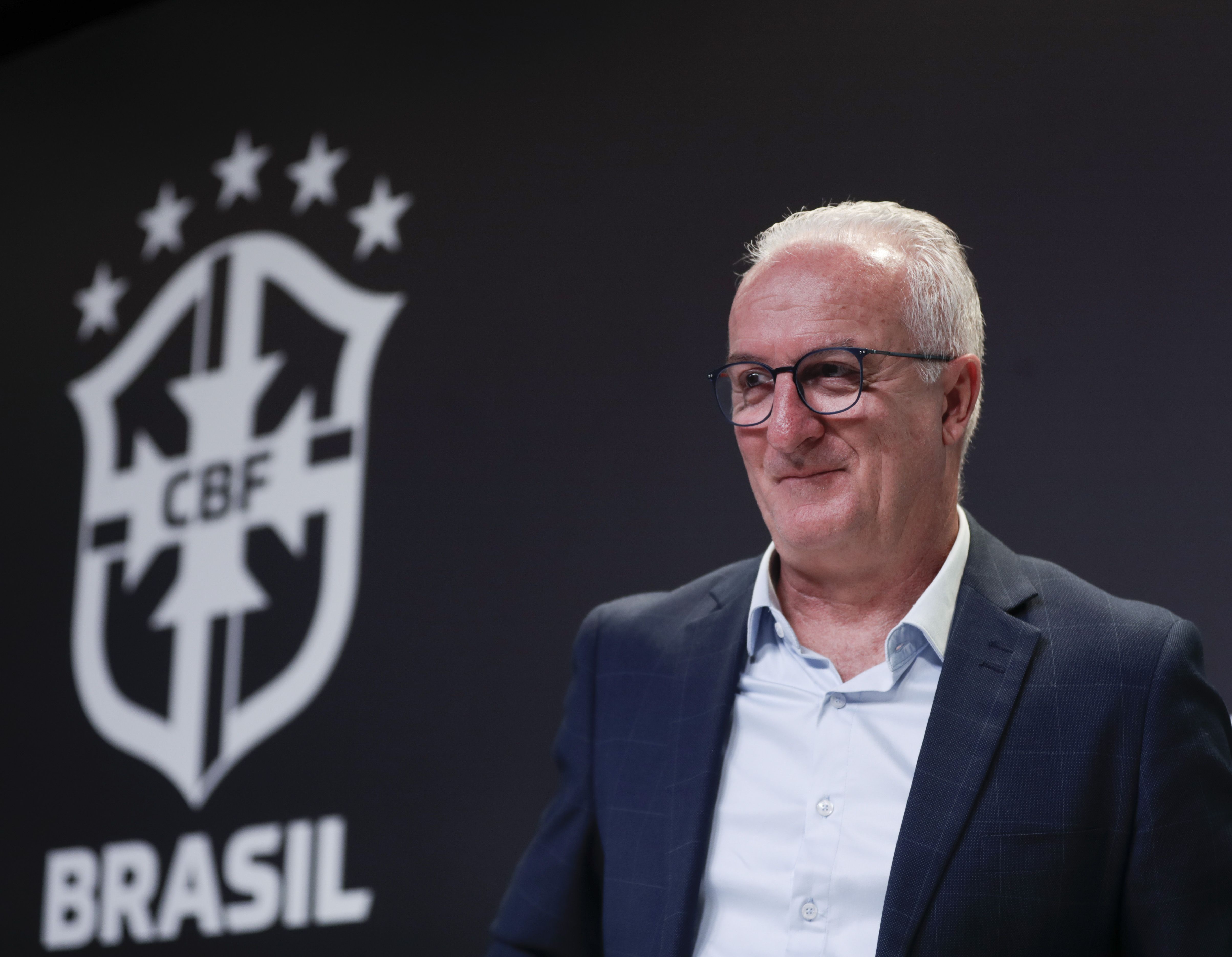 Dorival Júnior explica por que convocou vários volantes para os amistosos da Seleção