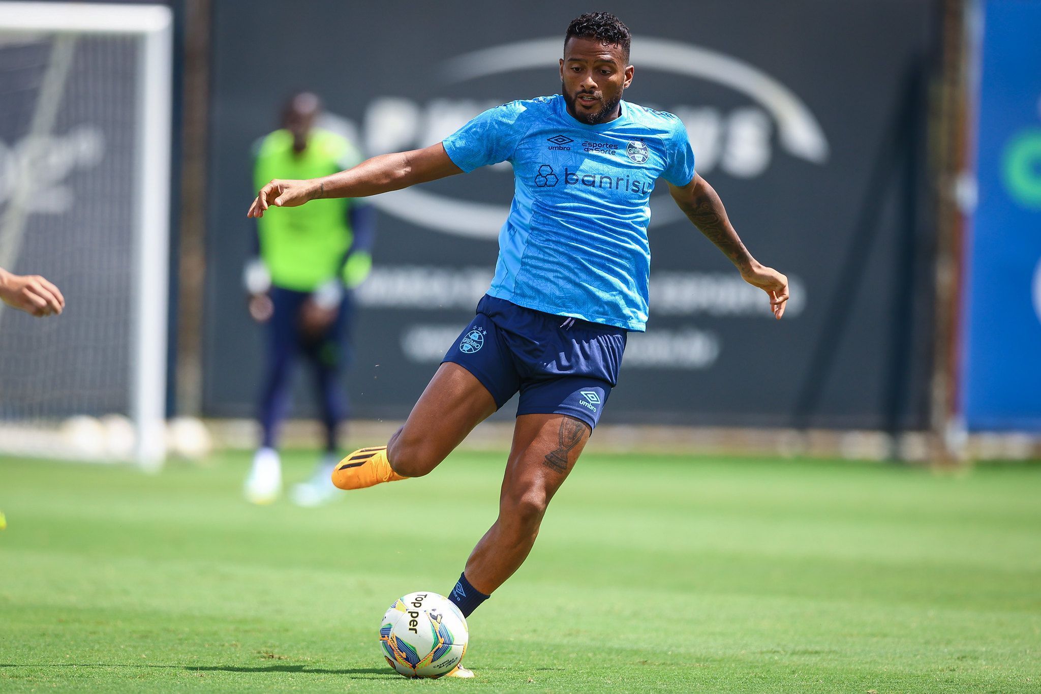 Reinaldo sofre duas lesões no joelho e desfalca o Grêmio no Gauchão