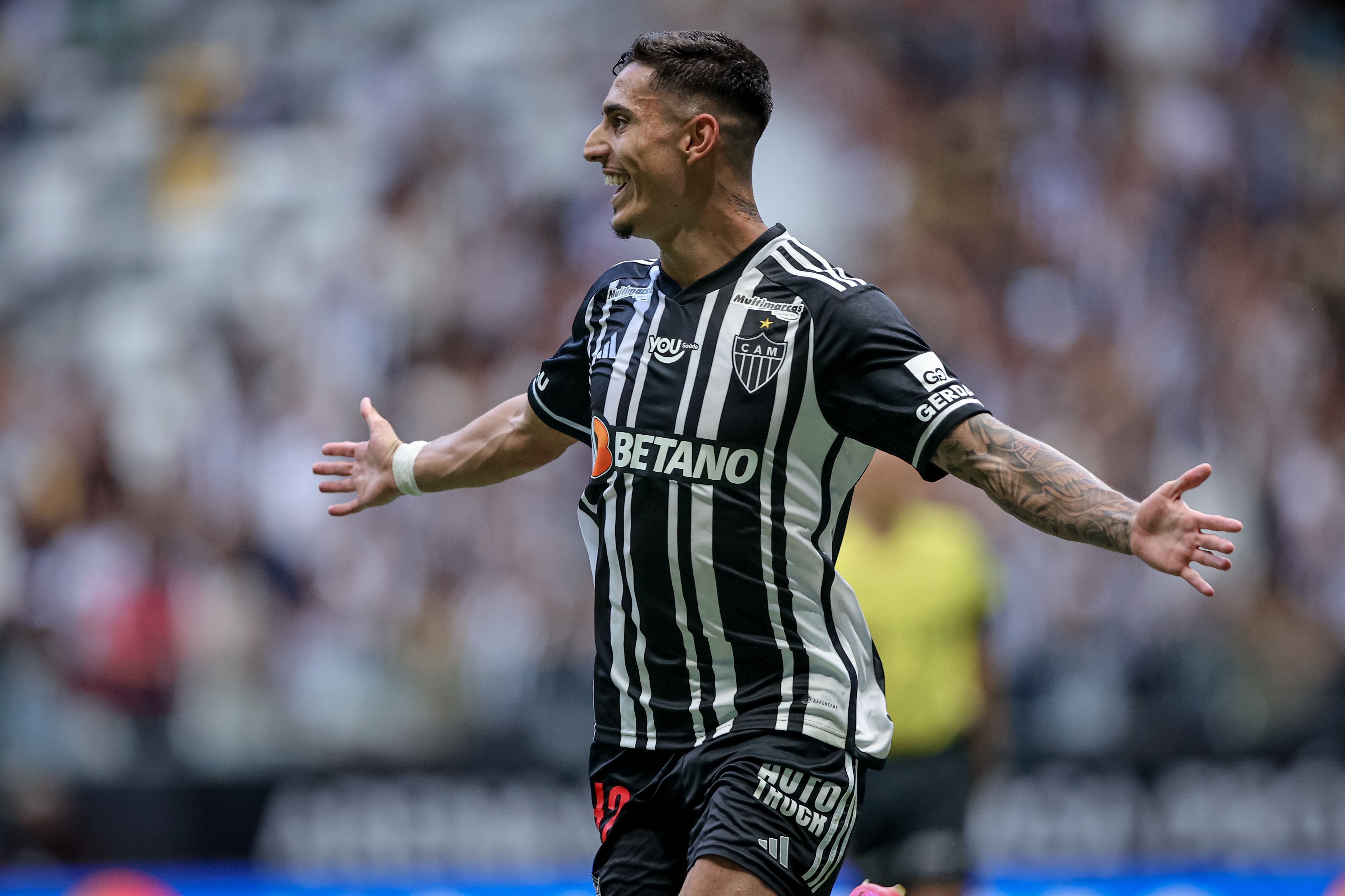 Após brilhar na Arena MRV, atacante tem contrato renovado com o Atlético