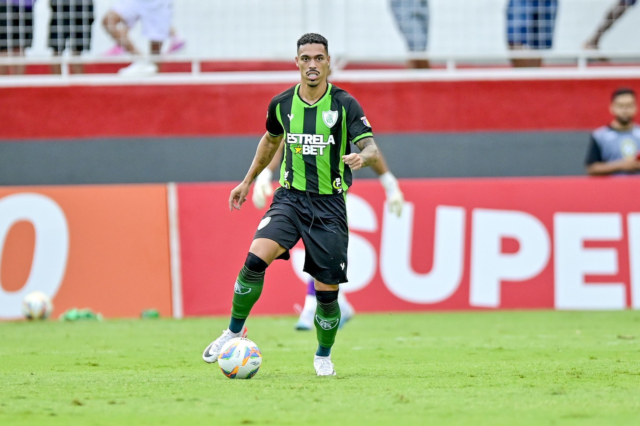 Presidente do Ceará confirma a contratação de zagueiro ex-América