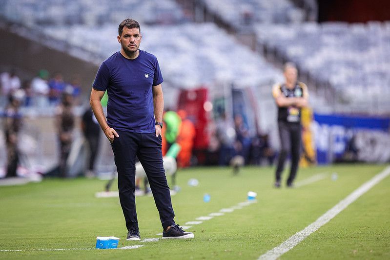 Larcamón comemora liderança geral e revela planos do Cruzeiro para semifinal do Mineiro