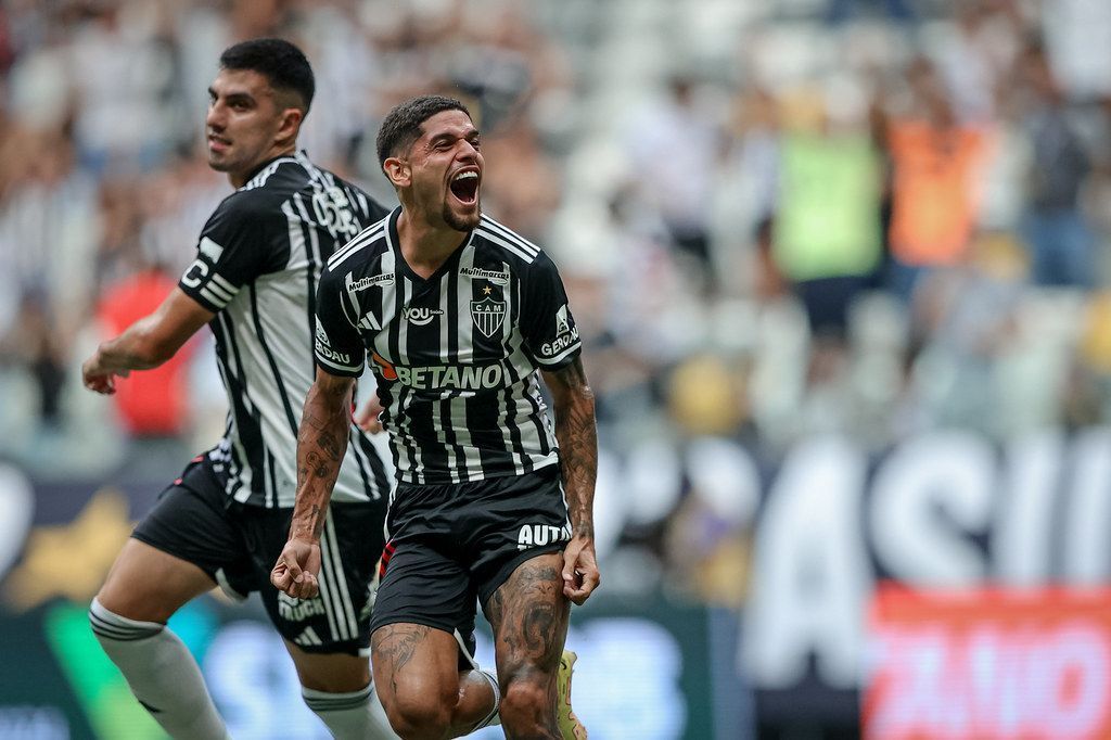 Titular do Atlético deixa jogo com dores no ombro e vira preocupação