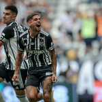 Titular do Atlético deixa jogo com dores no ombro e vira preocupação