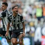 Titular do Atlético deixa jogo com dores no ombro e vira preocupação