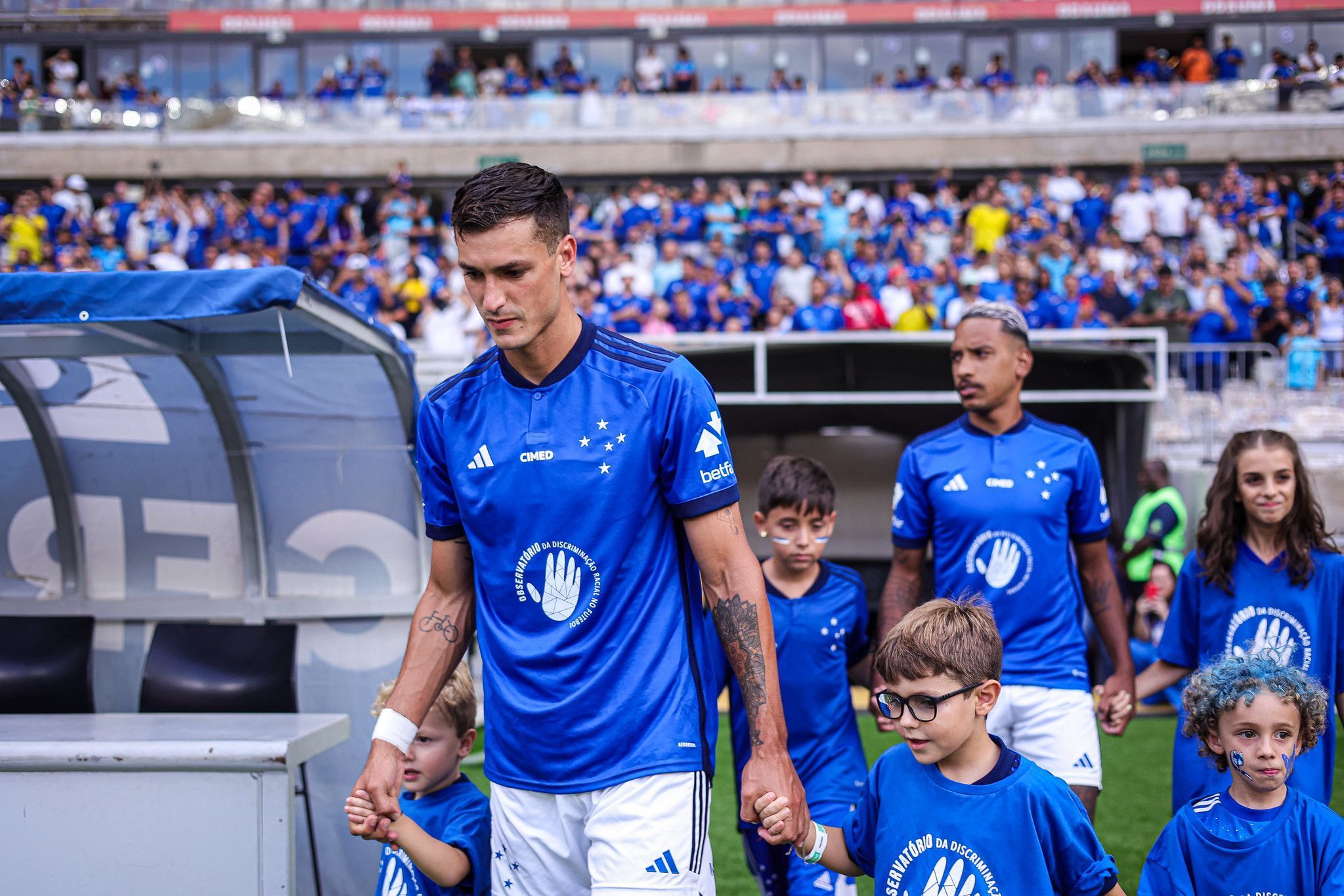 Cruzeiro e patrocinador leiloam 27 camisas em apoio ao Observatório da Discriminação Racial no Futebol