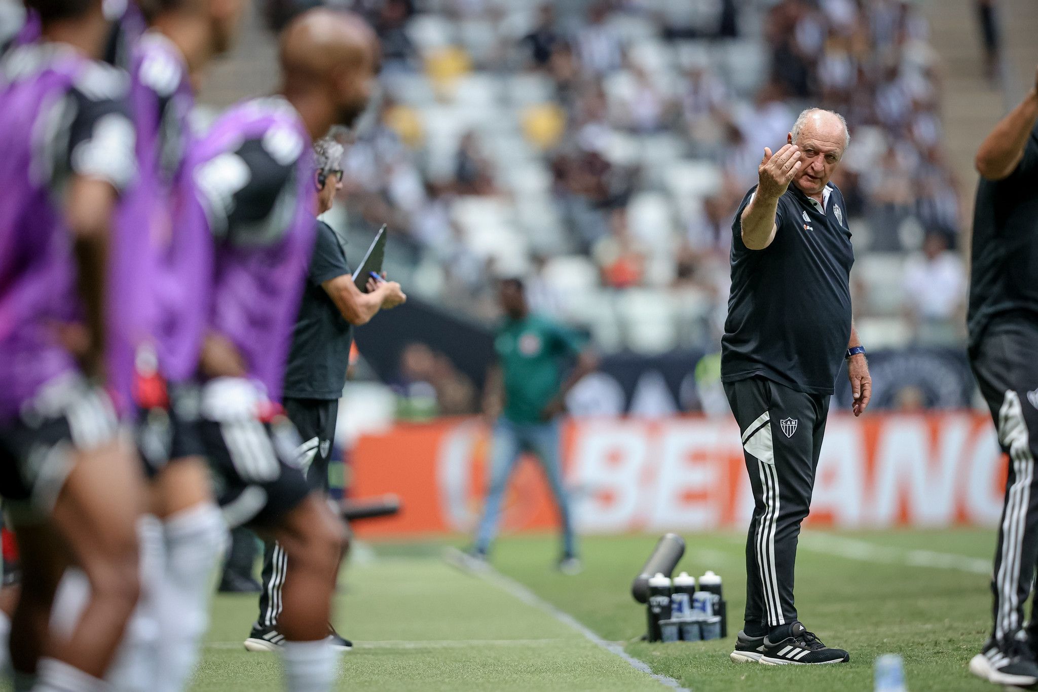 Atletas da base terão mais oportunidades no Atlético? Felipão responde
