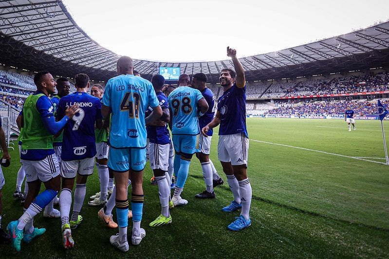 Cruzeiro vence o Uberlândia e avança à semifinal do Mineiro com a melhor campanha