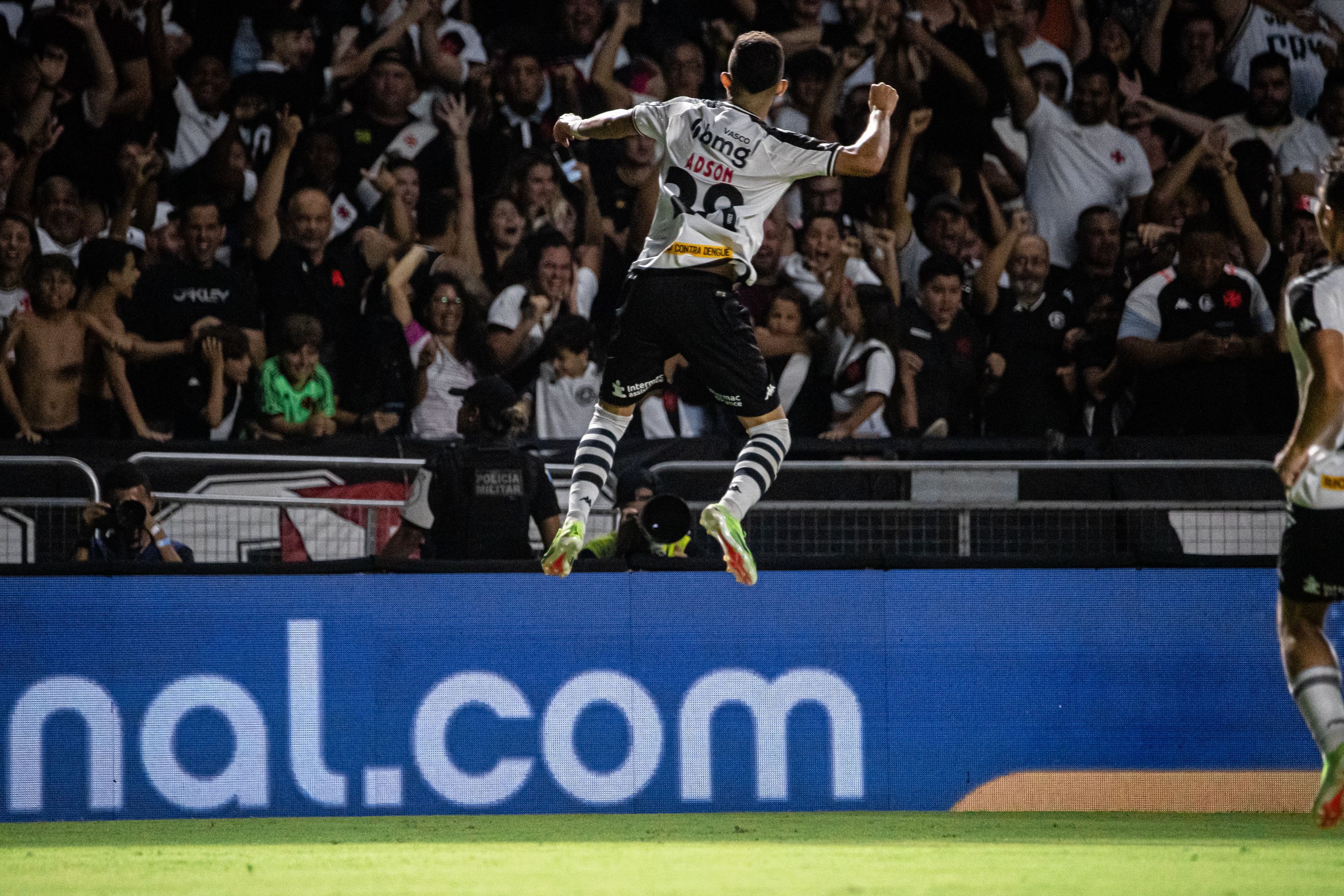 Adson festeja primeiro gol pelo Vasco em São Januário e rasga elogios para Payet