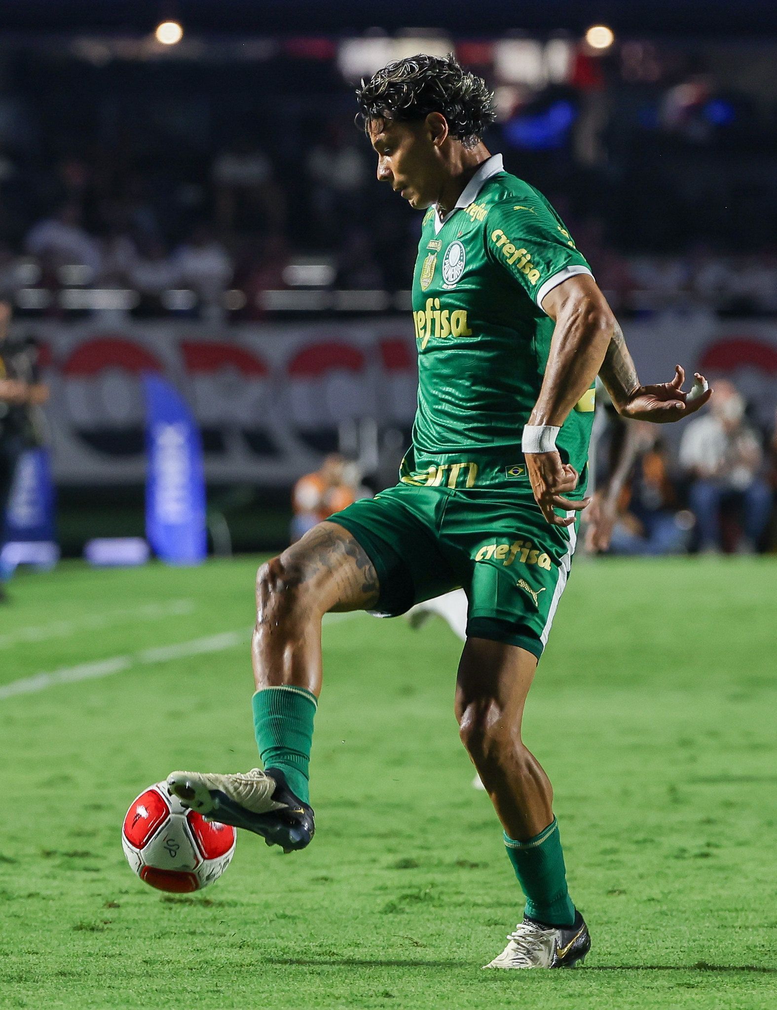 Palmeiras dá aumento e renova contrato de volante colombiano