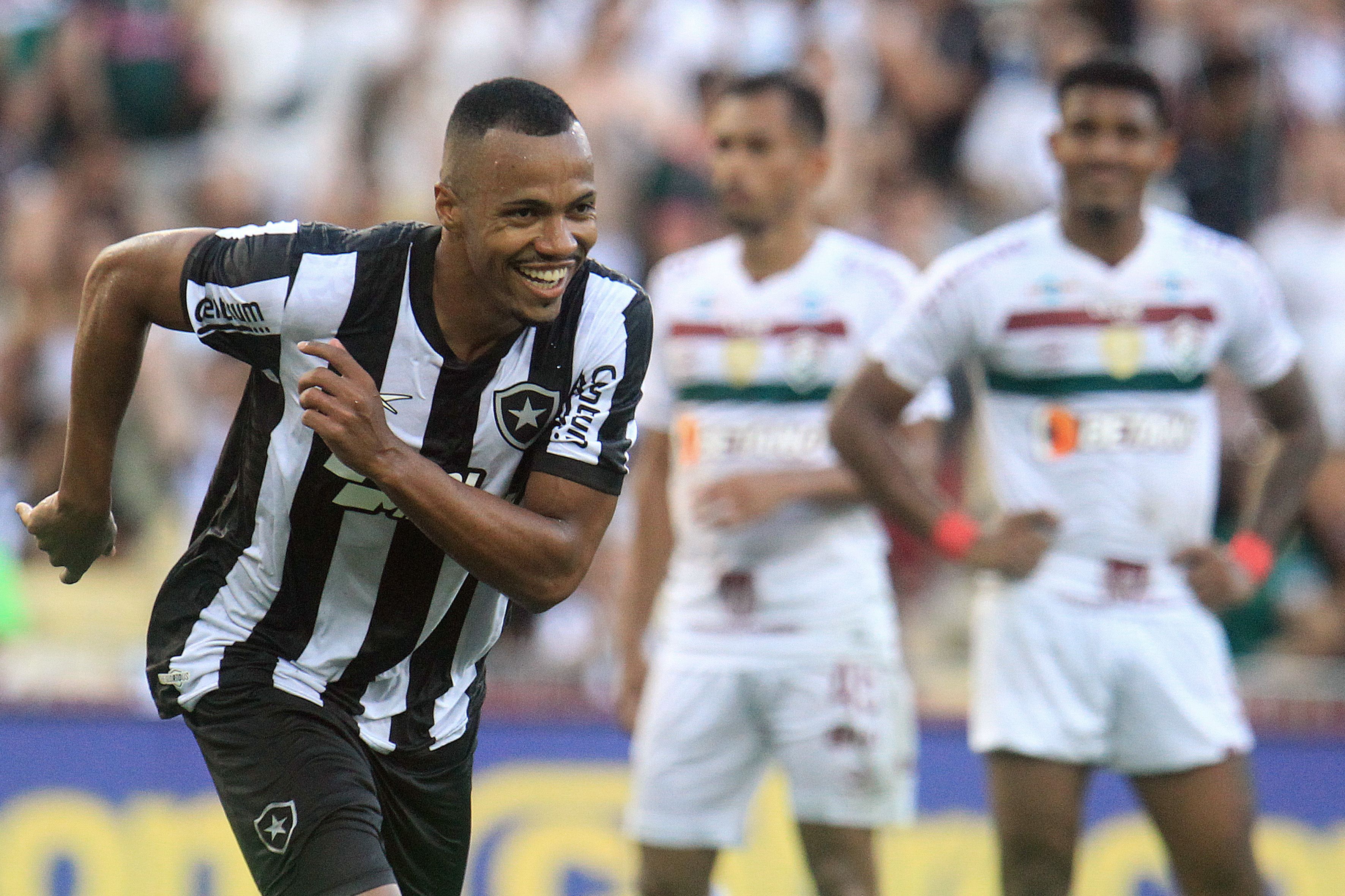John Textor descarta negociar volante do Botafogo: 'Nível de Premier League'