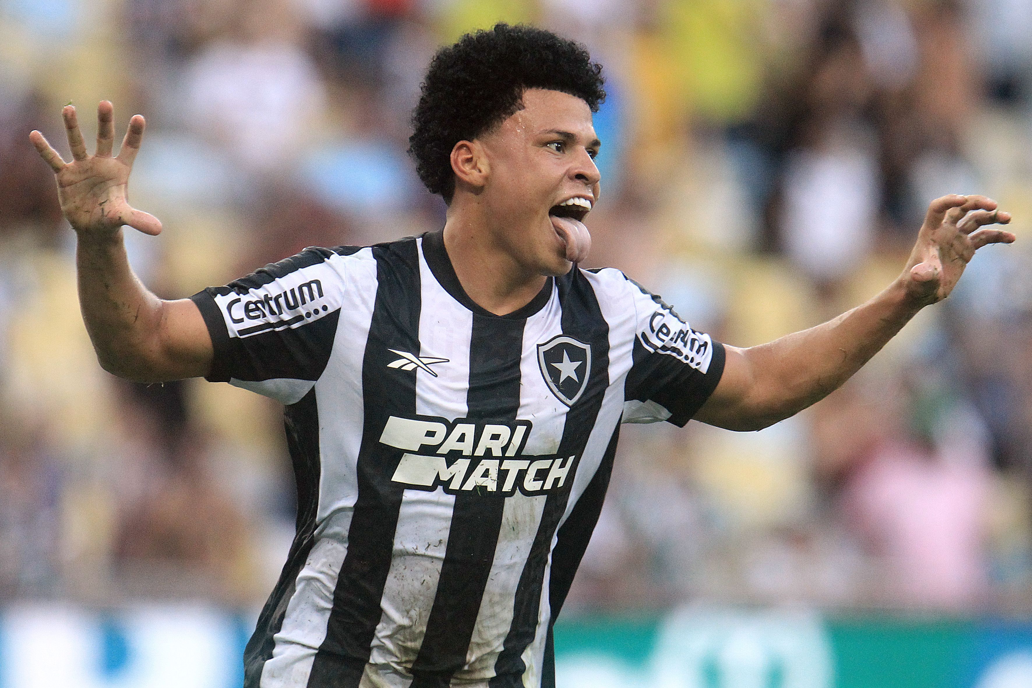 Atacante do Botafogo reclama de pênalti de Marcelo e provoca: 'Fiz o gol em cima dele'