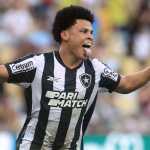 Atacante do Botafogo reclama de pênalti de Marcelo e provoca: 'Fiz o gol em cima dele'