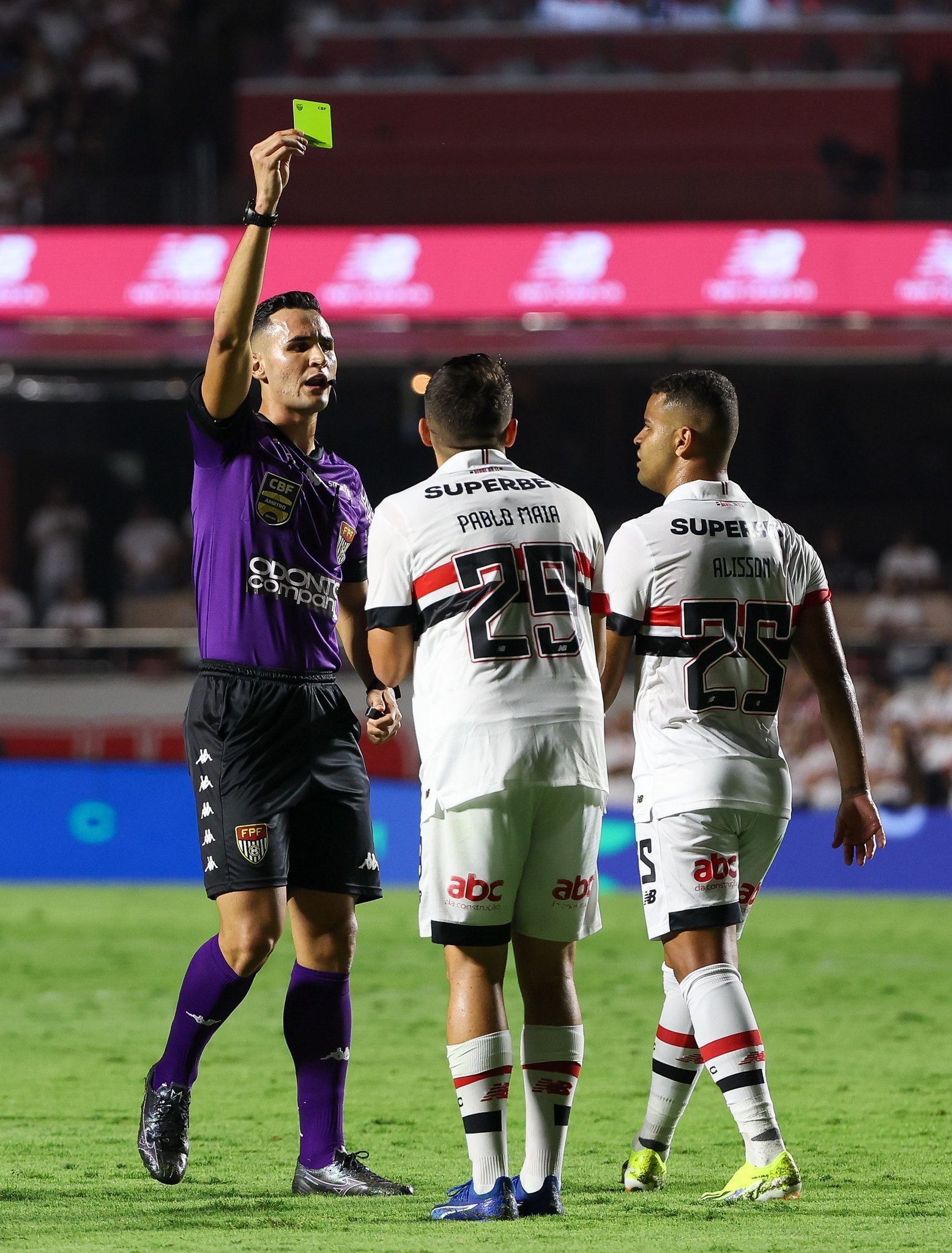 São Paulo x Palmeiras: órgão da FPF admite erros de árbitro em clássico tumultuado
