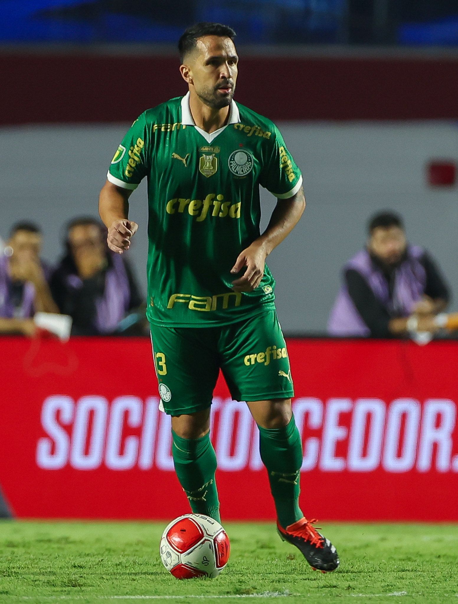 Palmeiras renova contrato com zagueiro multicampeão pelo clube