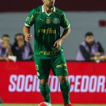 Palmeiras renova contrato com zagueiro multicampeão pelo clube