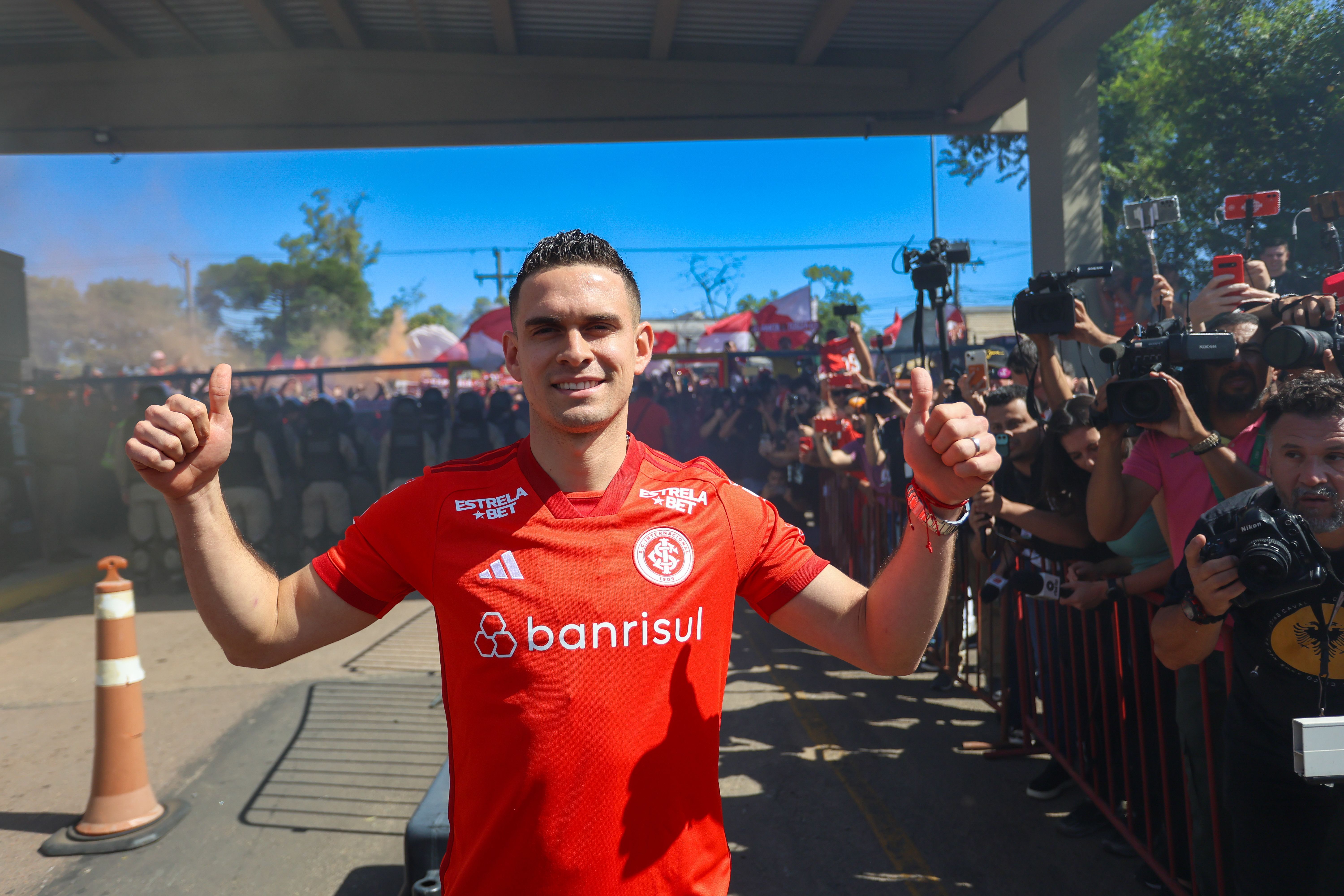 Reforço do Inter, Borré é recebido por multidão no desembarque em Porto Alegre