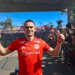 Reforço do Inter, Borré é recebido por multidão no desembarque em Porto Alegre