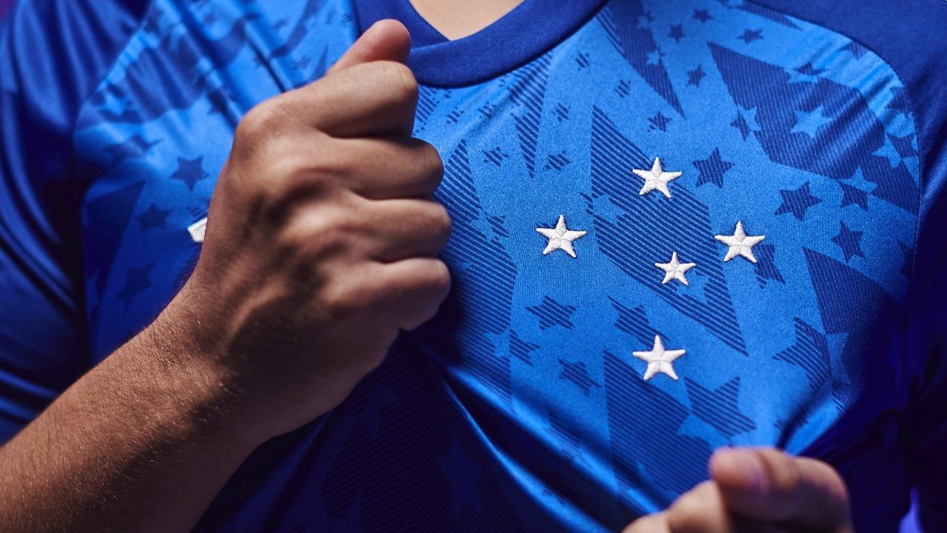 Influenciador milionário veste camisa do Cruzeiro e crava: 'Vou patrocinar'