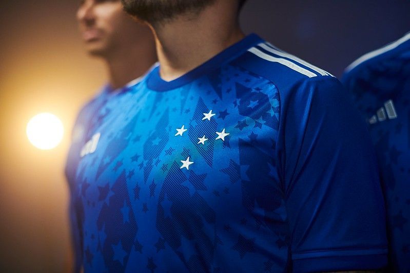 Repórter da Globo rasga elogios à camisa do Cruzeiro: 'Espetacular'