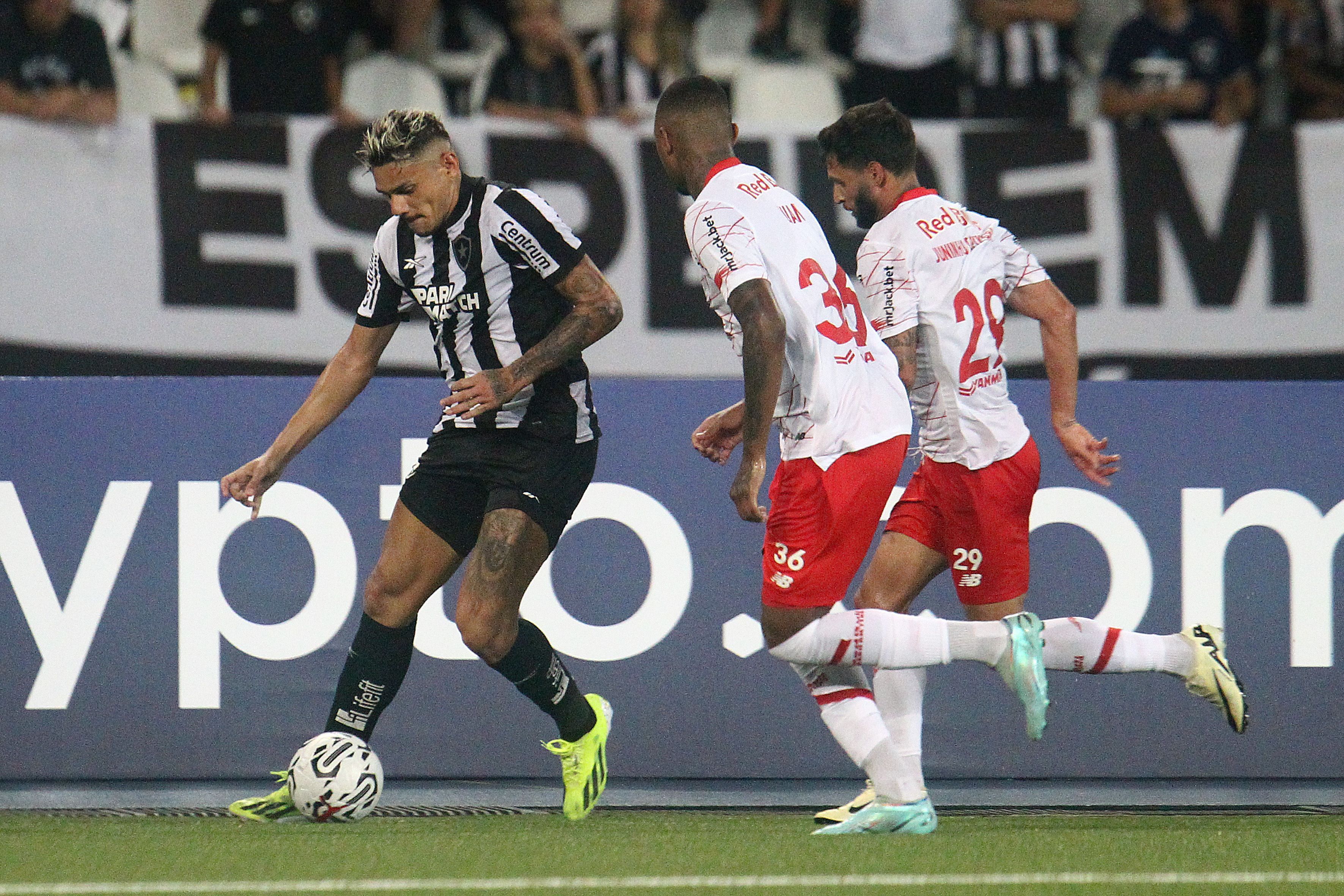 Botafogo e Bragantino disputam mais um confronto direto no Brasileirão