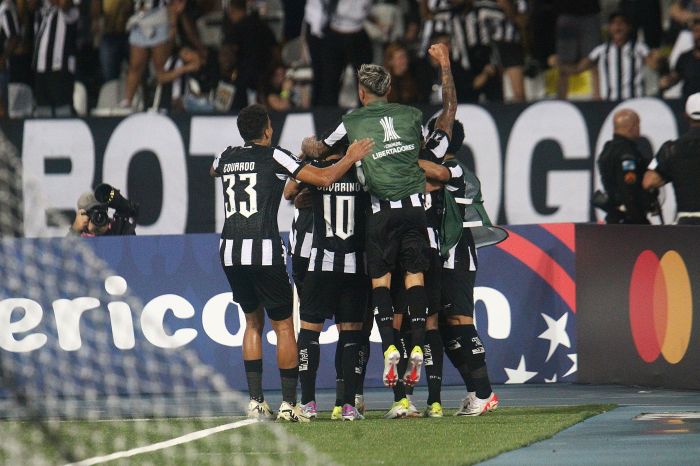 Jogadores do Botafogo comemorando na partida contra o Bragantino, no Nilton Santos