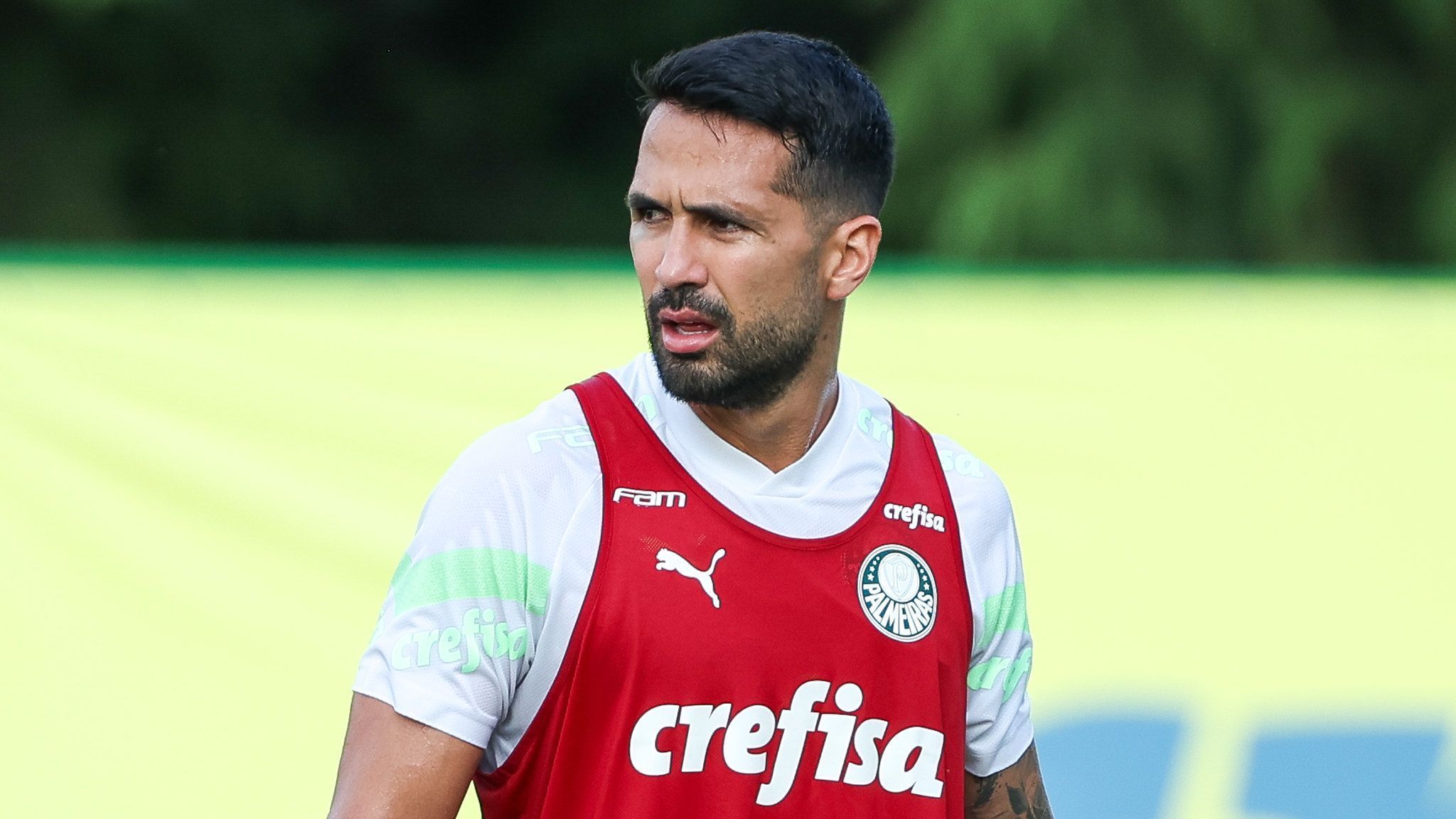 Zagueiro do Palmeiras comemora renovação de contrato: 'Extremamente feliz'