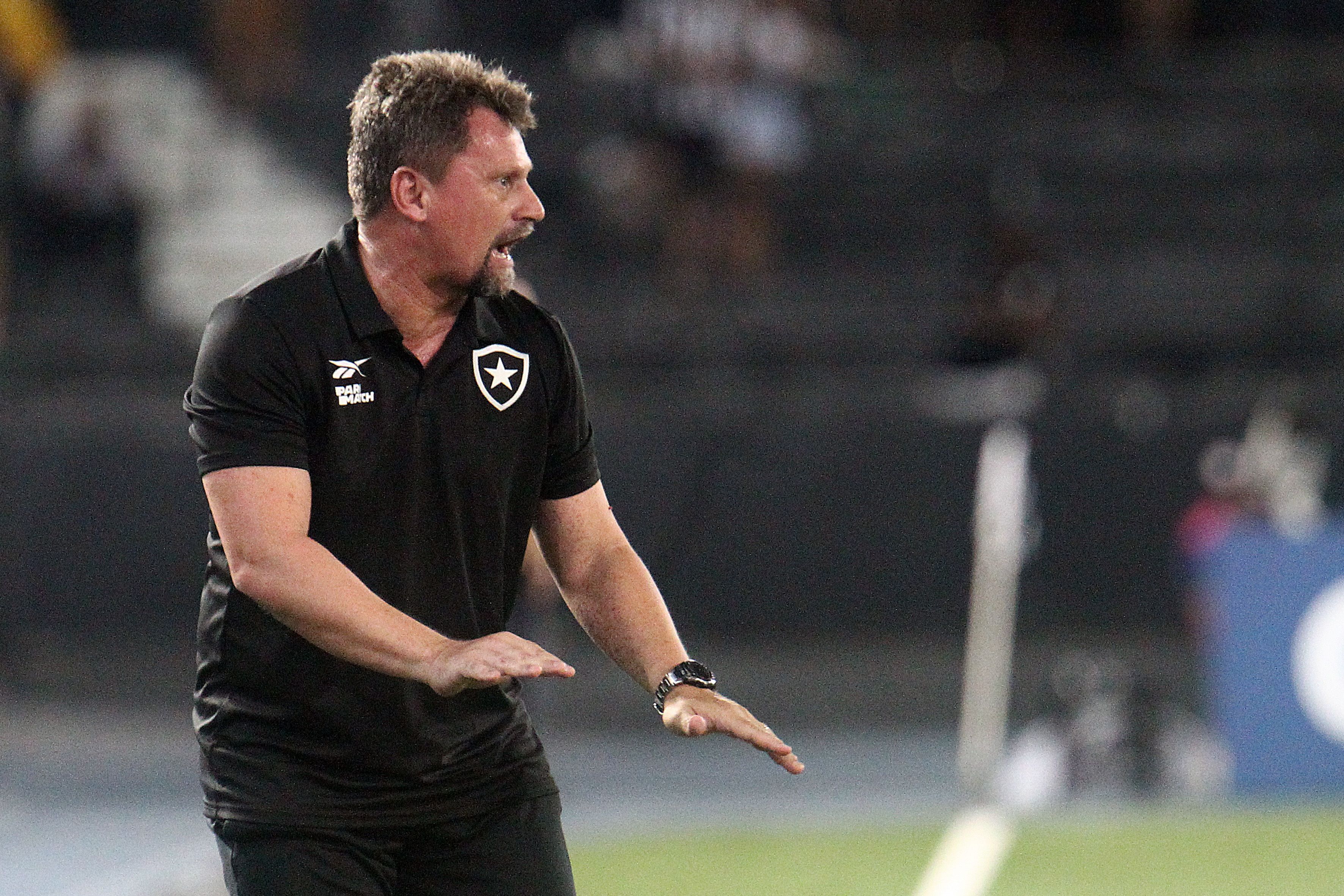 Fábio Matias afasta efetivação no Botafogo: 'Tenho que viver muita coisa'
