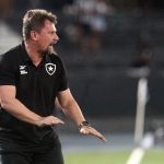 Fábio Matias afasta efetivação no Botafogo: 'Tenho que viver muita coisa'