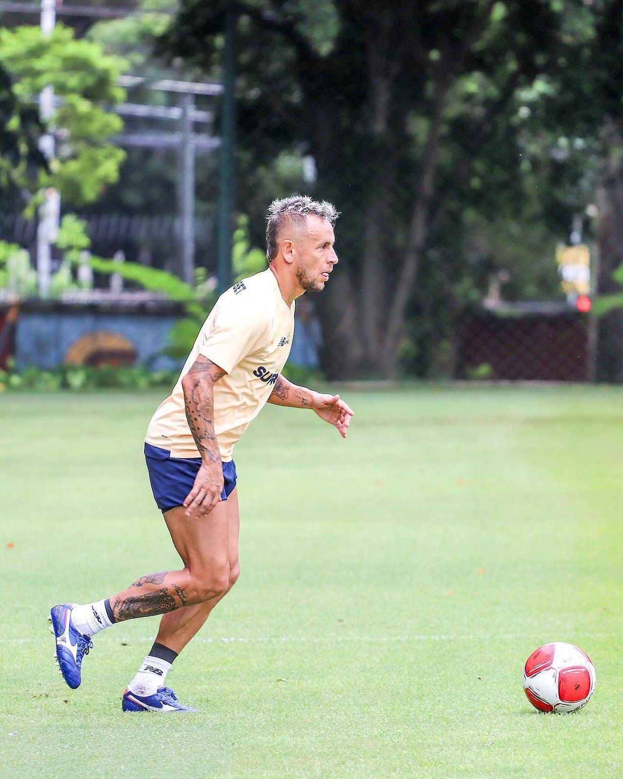 Rafinha evolui e volta a treinar com bola no São Paulo