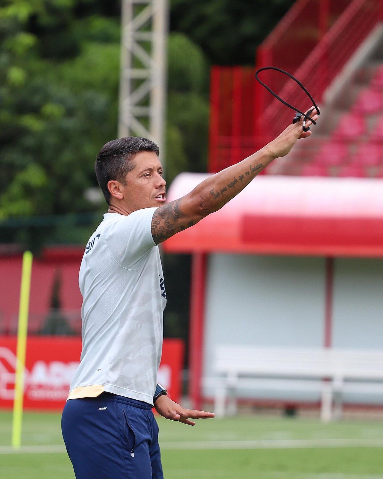 São Paulo pode ter sequência em esquema de três zagueiros? Carpini avalia