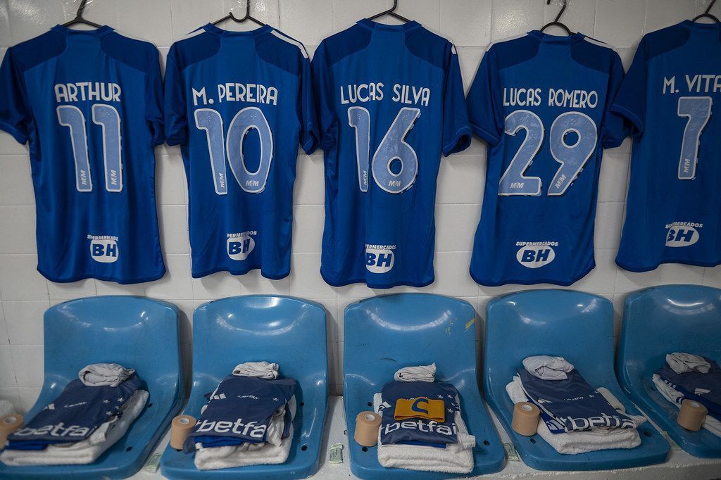 Cruzeiro estreia uniforme e confirma nova marca na camisa; veja foto