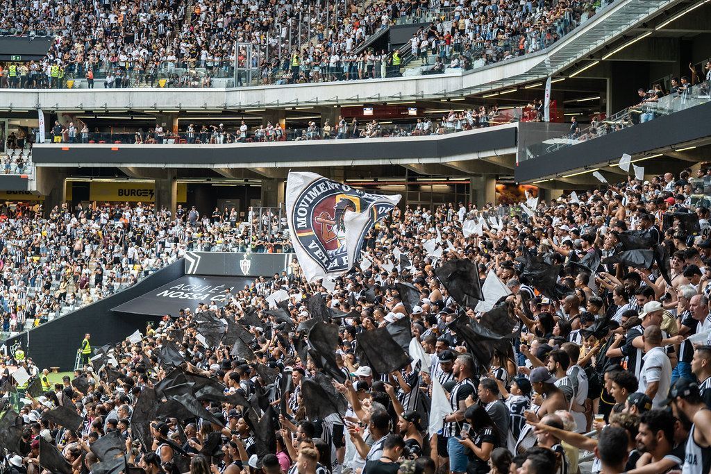 Torcedores do Atlético fazem campanha por treino aberto na Arena MRV