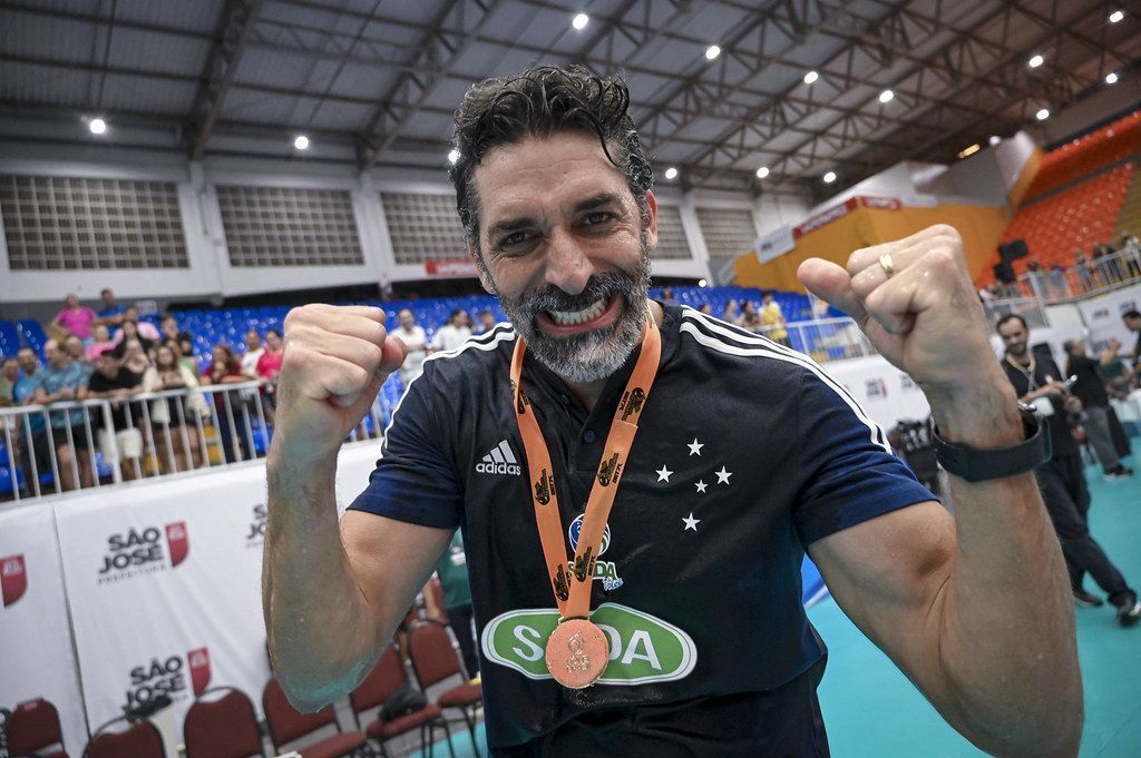 Técnico do Sada Cruzeiro fala sobre título da Copa Brasil e projeta Superliga