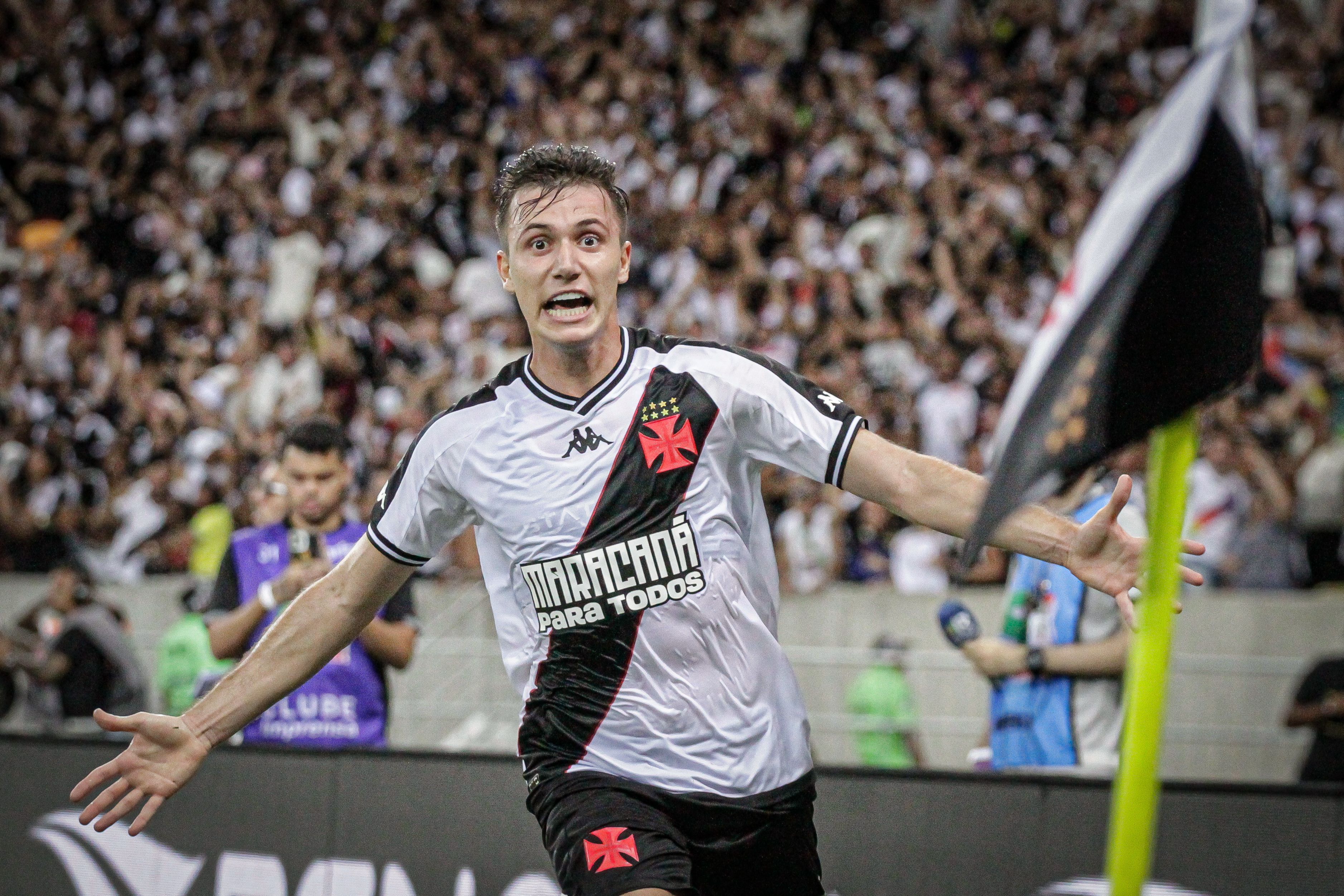 Titular do Vasco volta a treinar no campo e pode reforçar time no Brasileiro