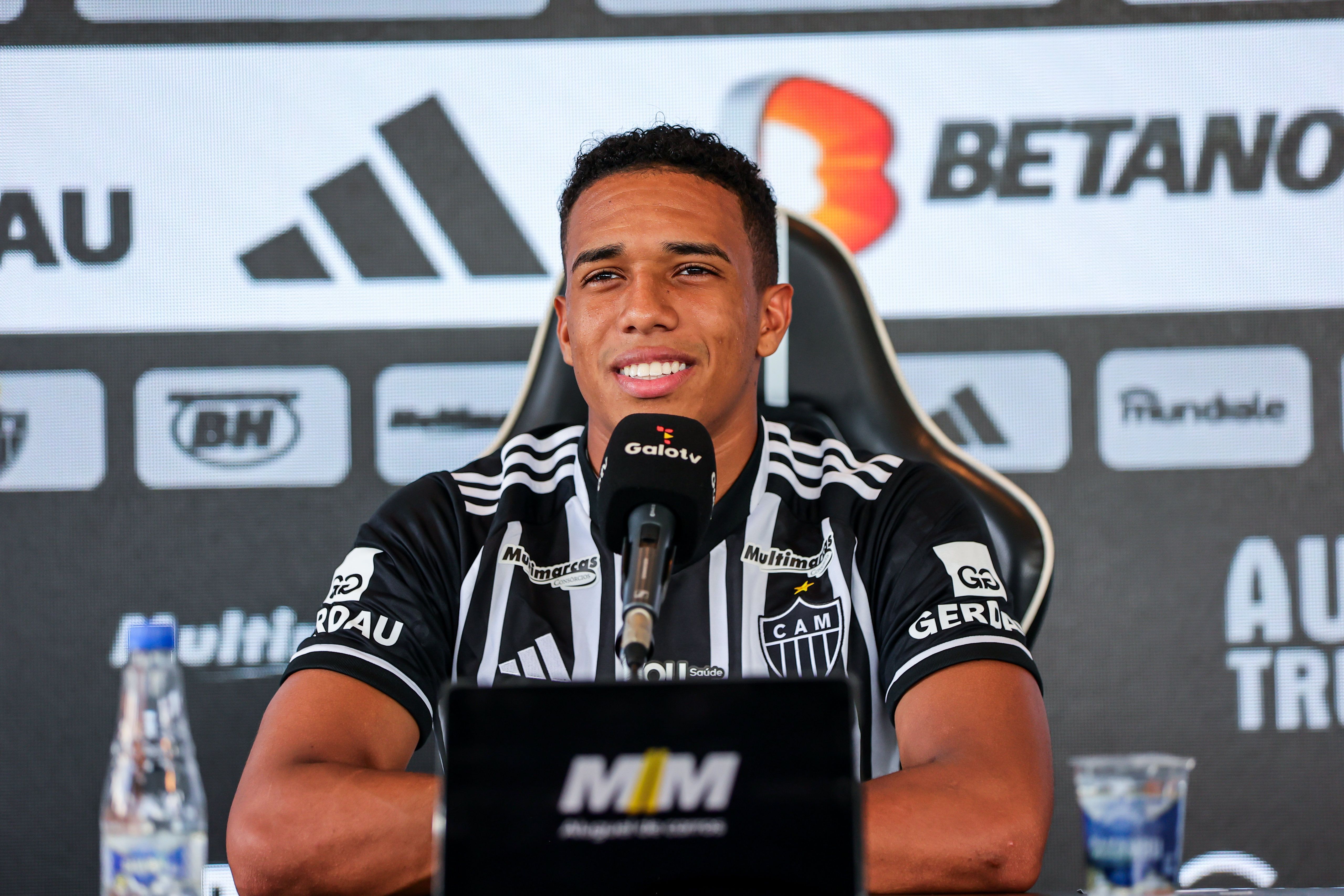 Apresentado no Atlético, Palacios mira títulos e vê desafio como 'privilégio'