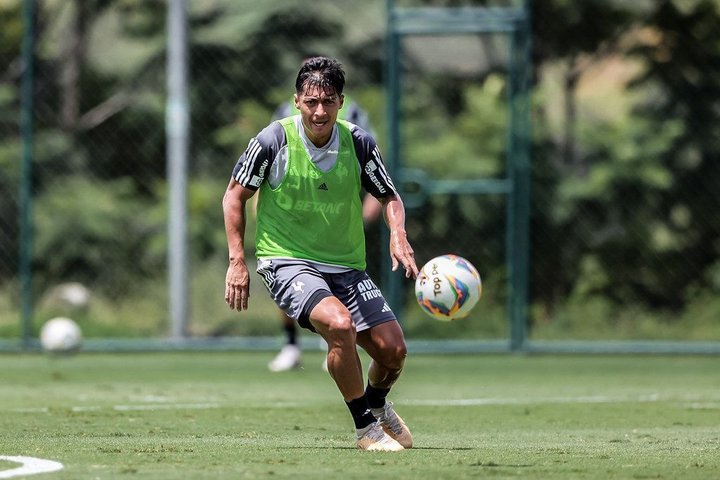Alan Franco volta aos treinos no Atlético após jogos pela Seleção Equatoriana