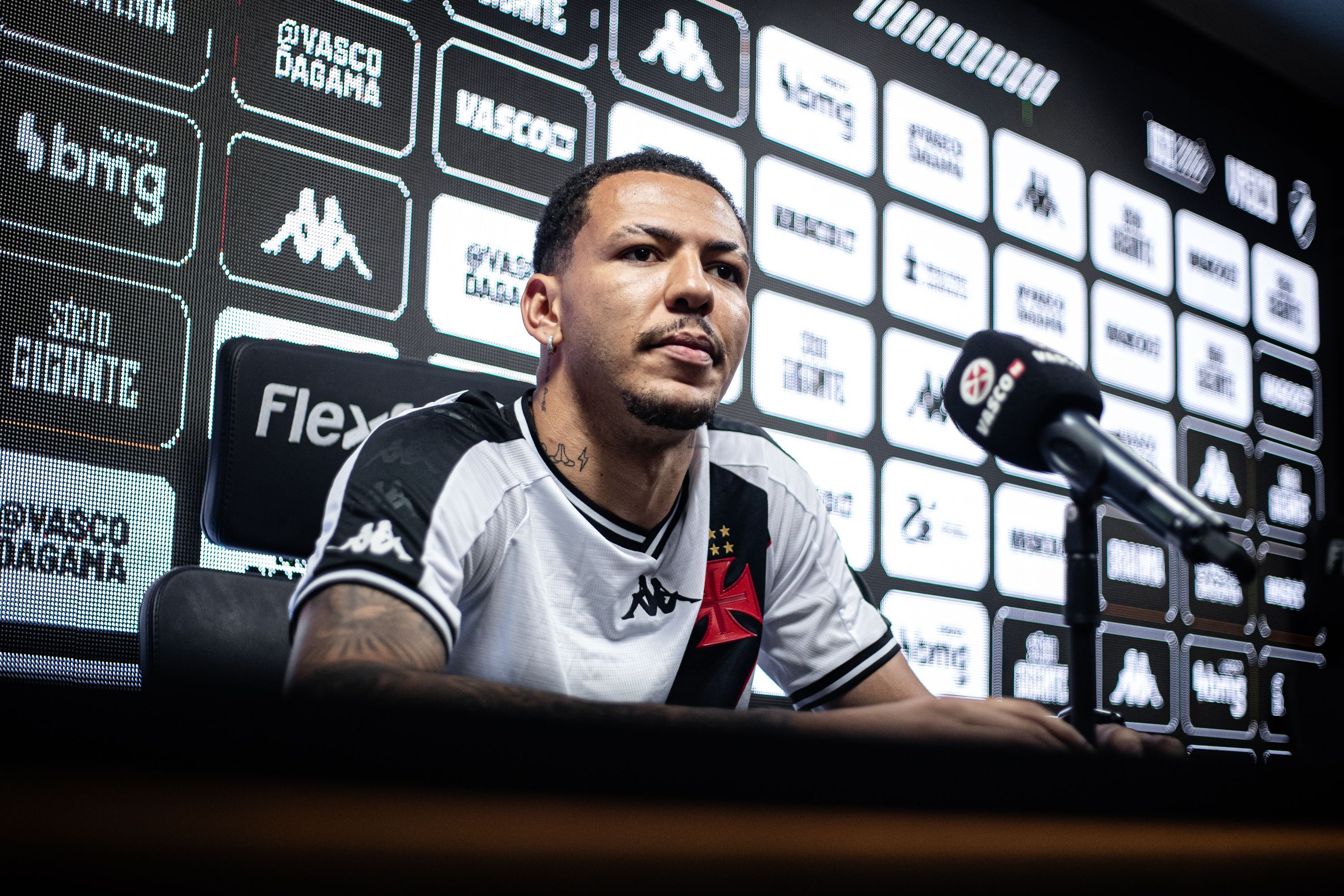 Clayton agrada em estreia pelo Vasco e pode seguir no time titular