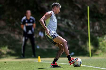 Zaracho trabalha com bola na Cidade do Galo