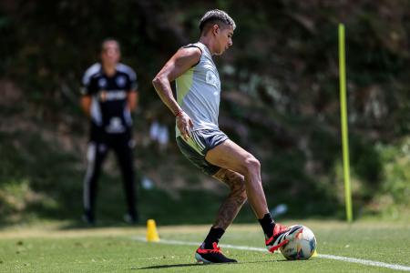 Zaracho trabalha com bola na Cidade do Galo