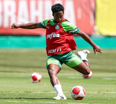 Endrick atacante do Palmeiras em treino na Academia do Futebol