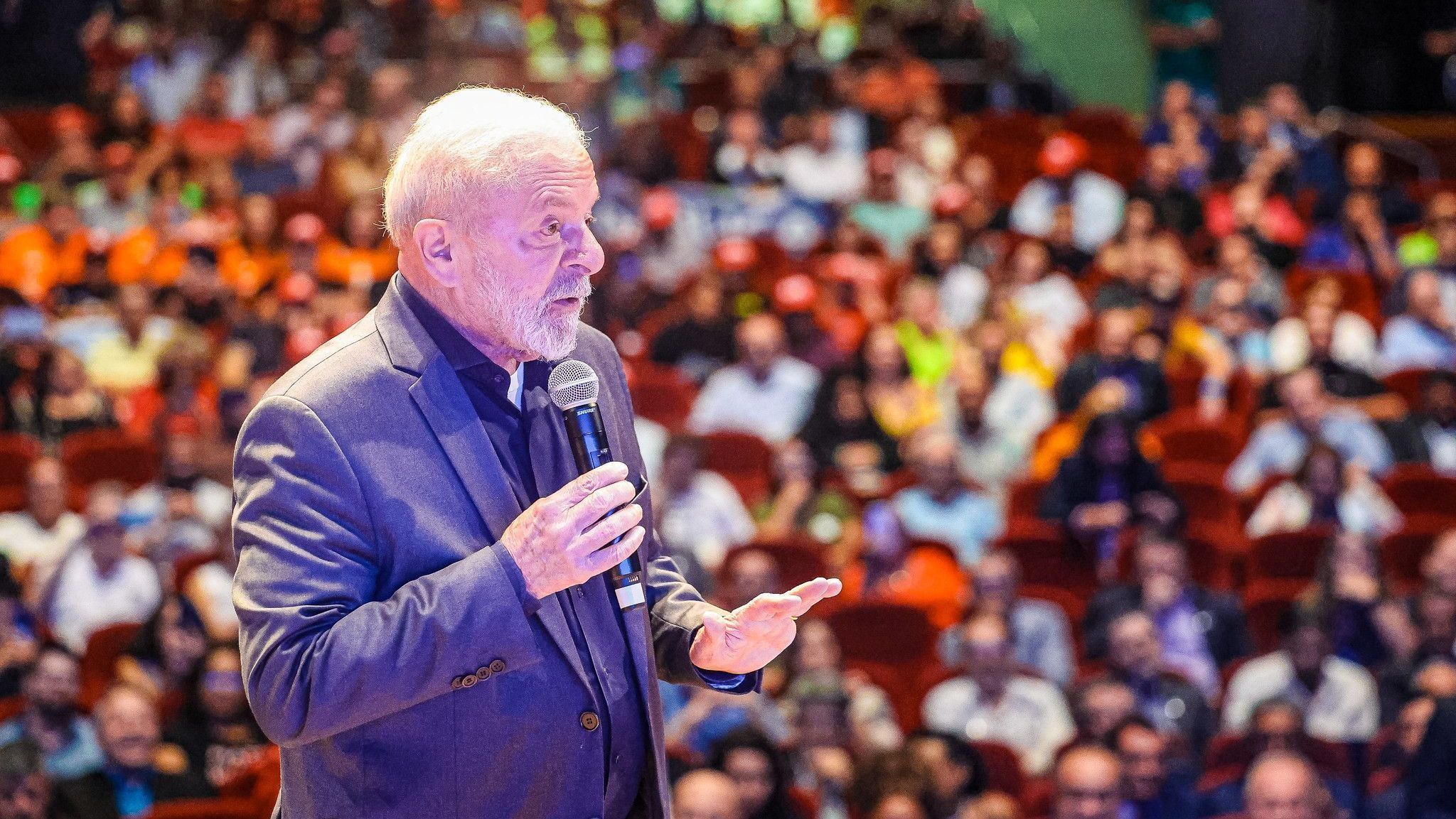 Lula critica banqueiros e afirma que o governo priorizará a população mais pobre do país