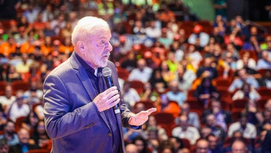 Lula entrega primeiros cartões a estudantes de baixa renda que aderiram ao “Pé de meia“ | CNN Brasil