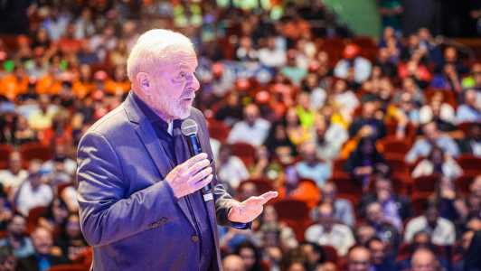 Lula entrega primeiros cartões a estudantes de baixa renda que aderiram ao “Pé de meia“ | CNN Brasil